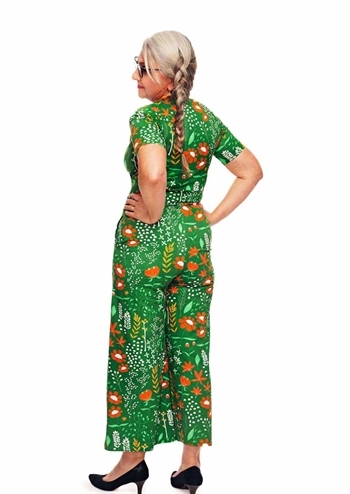 Skøn grøn retro inspireret jumpsuit med blomstret print, korte ærmer og skråforlommer fra Cissi och Selma